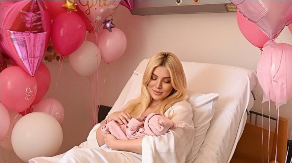 Κατερίνα Καινούργιου: Η πρώτη ανάρτηση μέσα από το μαιευτήριο αγκαλιά με την κόρη της [εικόνες]